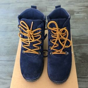 KIDS UGG BOOT UNISEX SIZE 1